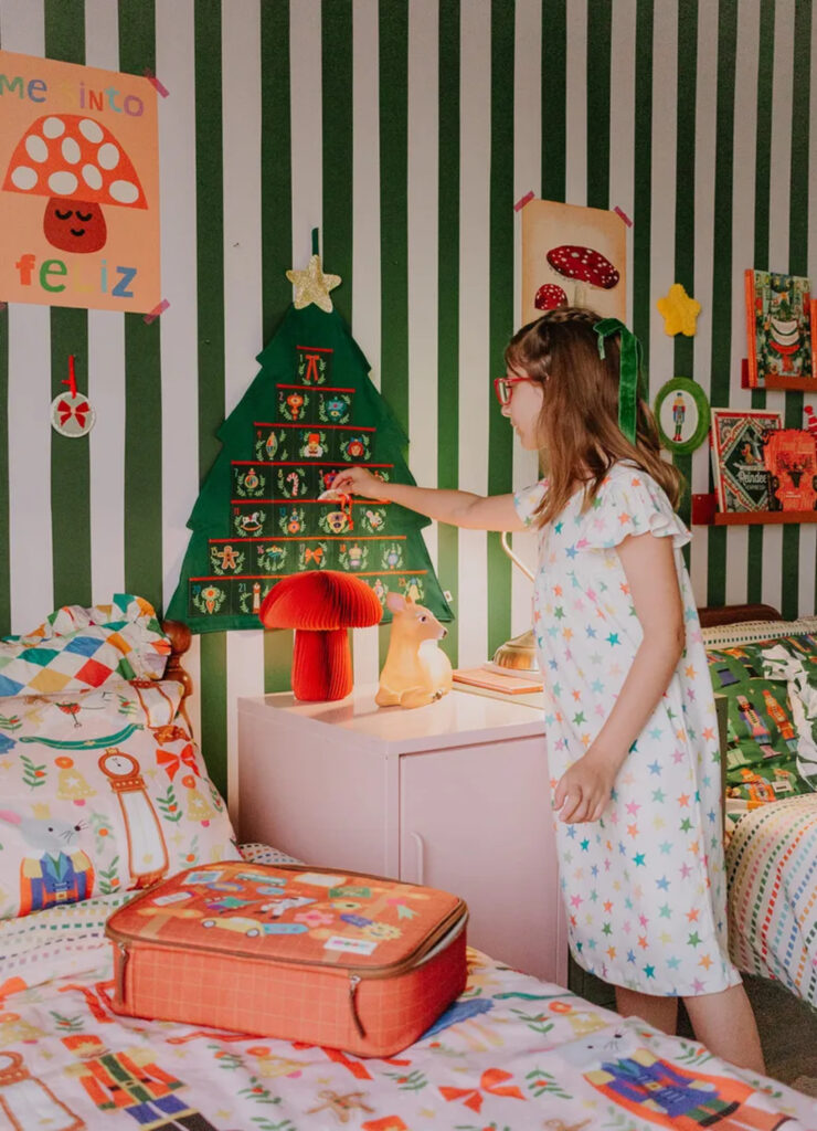 Menina mexendo em árvore de natal