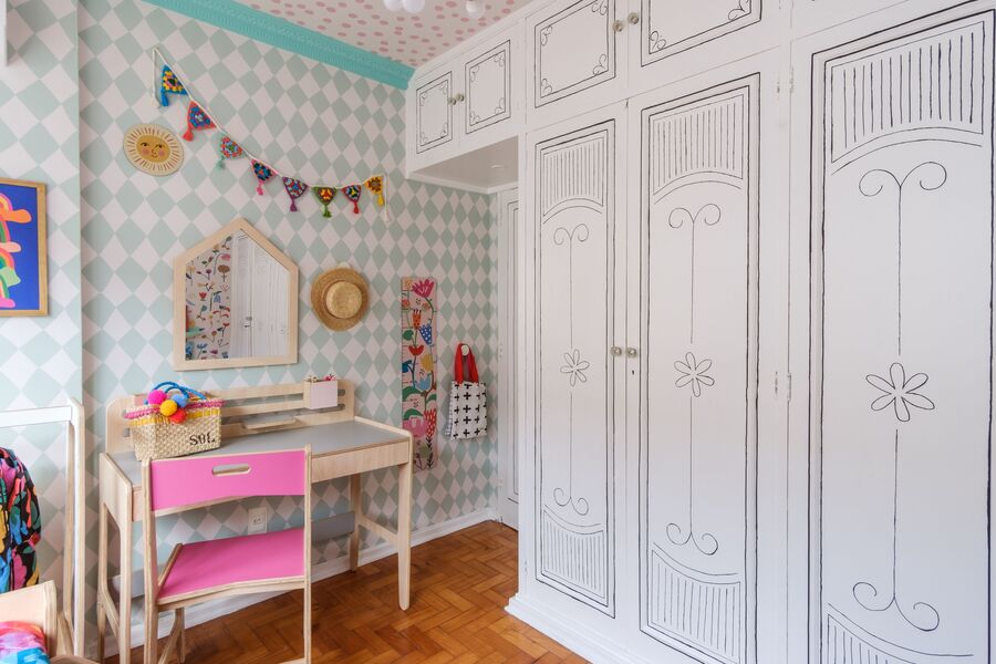 Quarto de menina decorada, com mesa, espelho, cadeira com estampa rosa