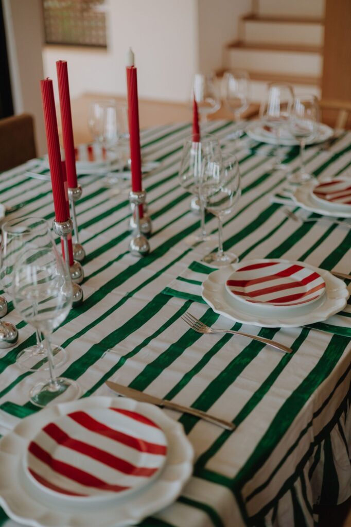 Mesa decorada de natal com pratos, taças e talheres