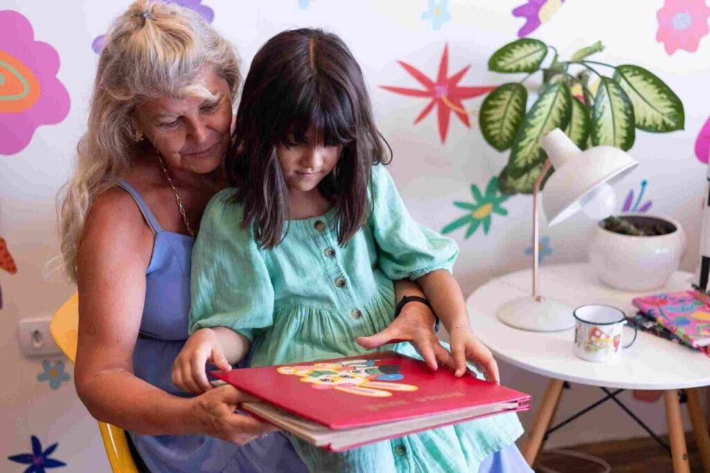 Avô lendo para menina historinhas curtas infantis em livro