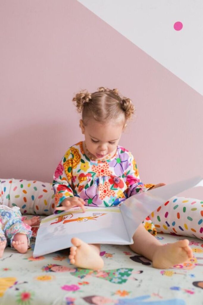 Menina lendo historinha curta infantil