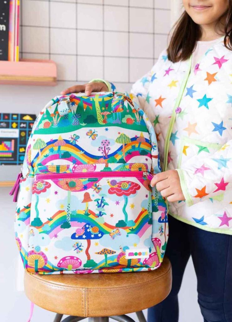 criança estudando/com mochila MOOUI