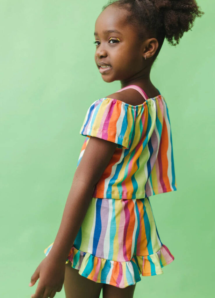 Menina com roupa infantil para verão