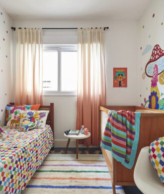 Quarto de criança com papel de parede