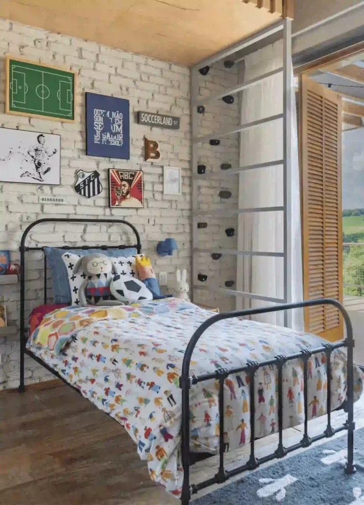 Cama de ferro preta em quarto infantil com decoração de futebol e parede de tijolinhos brancos.