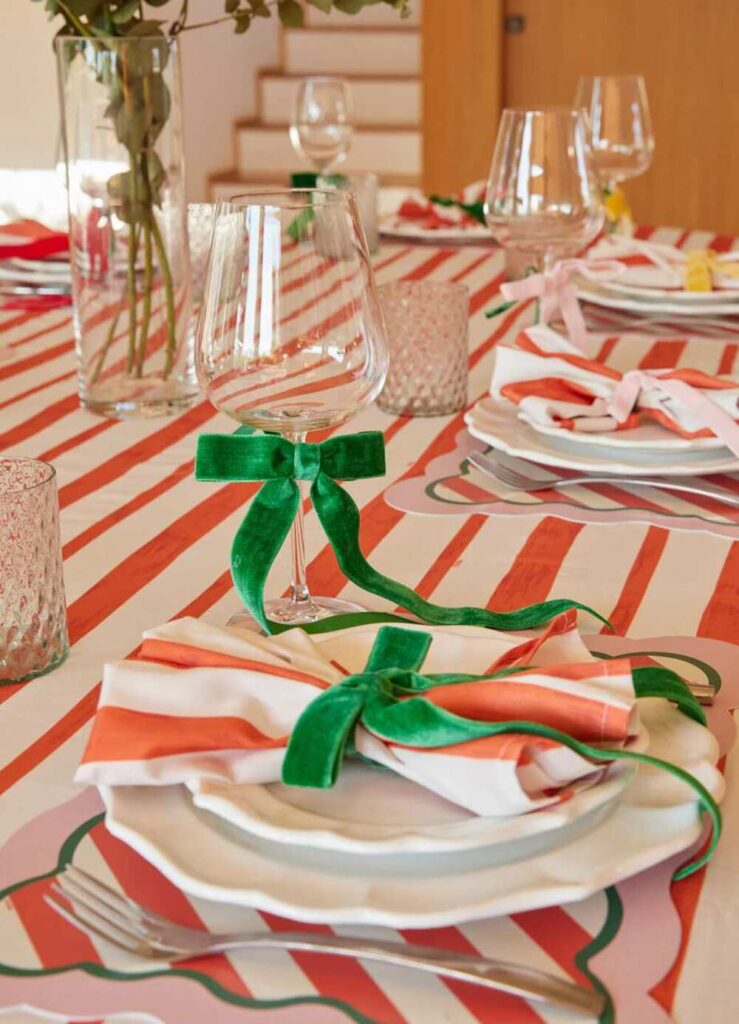 mesa de Natal com a toalha listrado romã