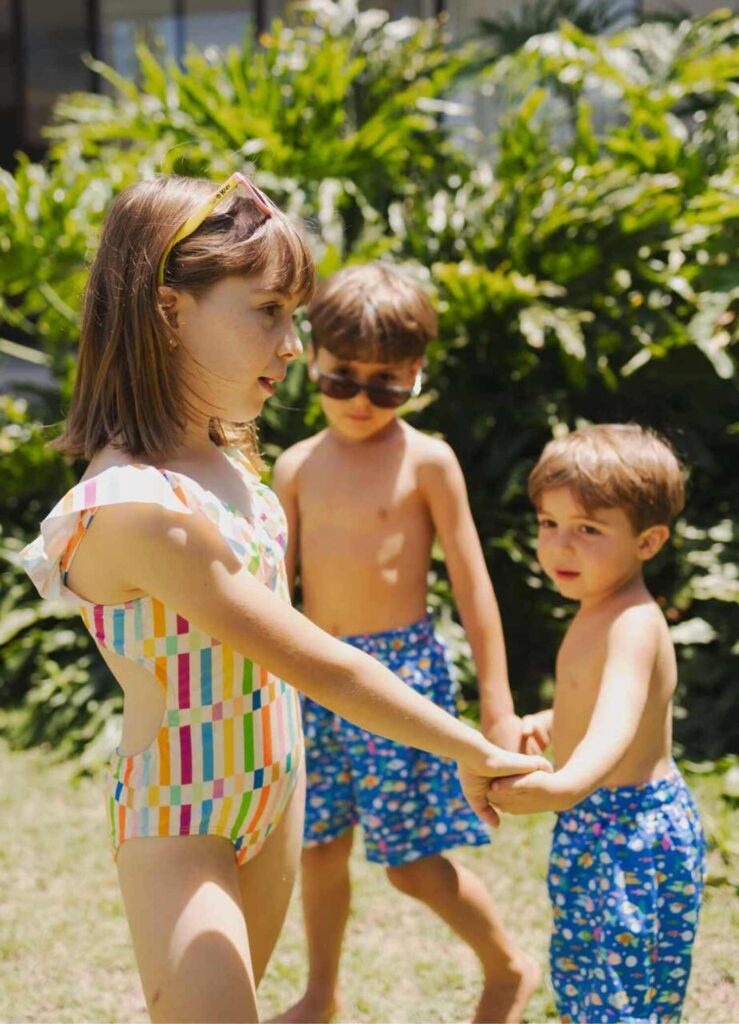imagem de crianças na piscina com roupas MOOUI