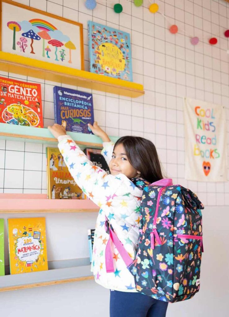 criança com mochila MOOUI