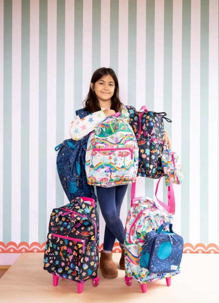 criança com mochila MOOUI
