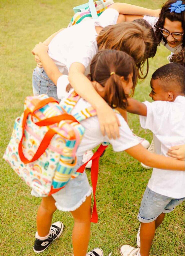criança com mochila MOOUI
