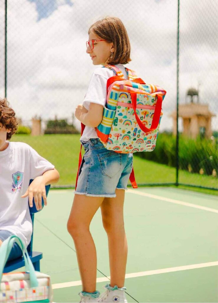 criança com mochila MOOUI