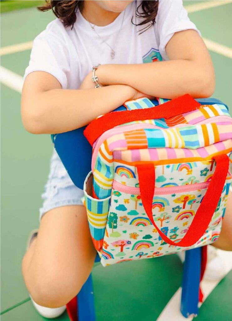 criança com mochila MOOUI