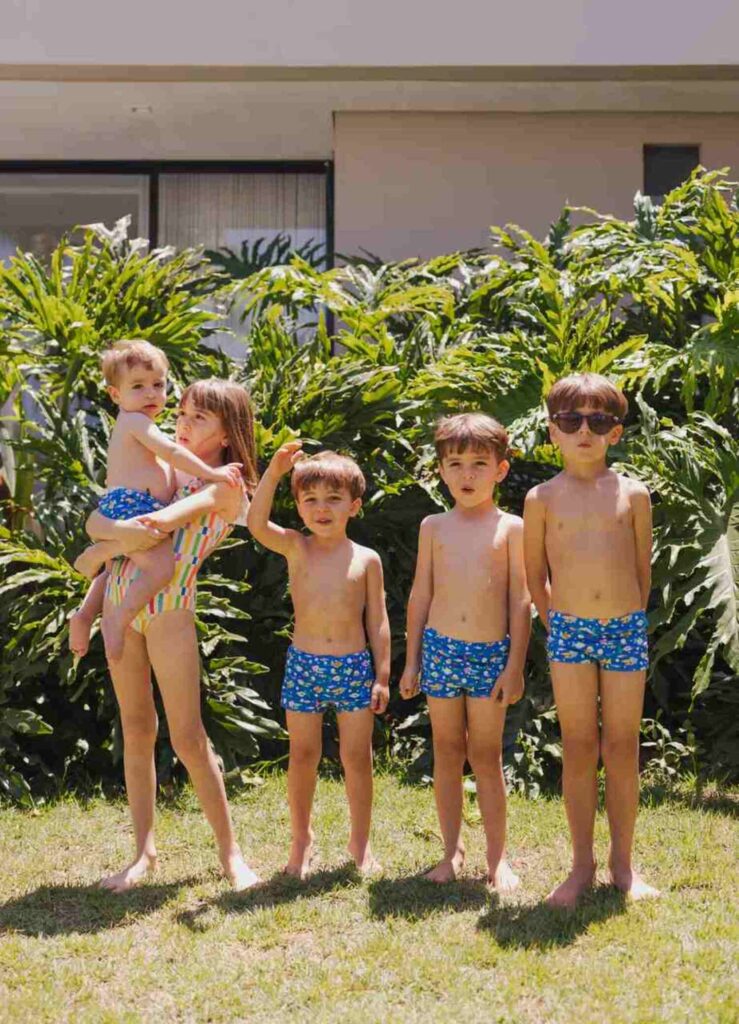 imagem de crianças na piscina com roupas MOOUI