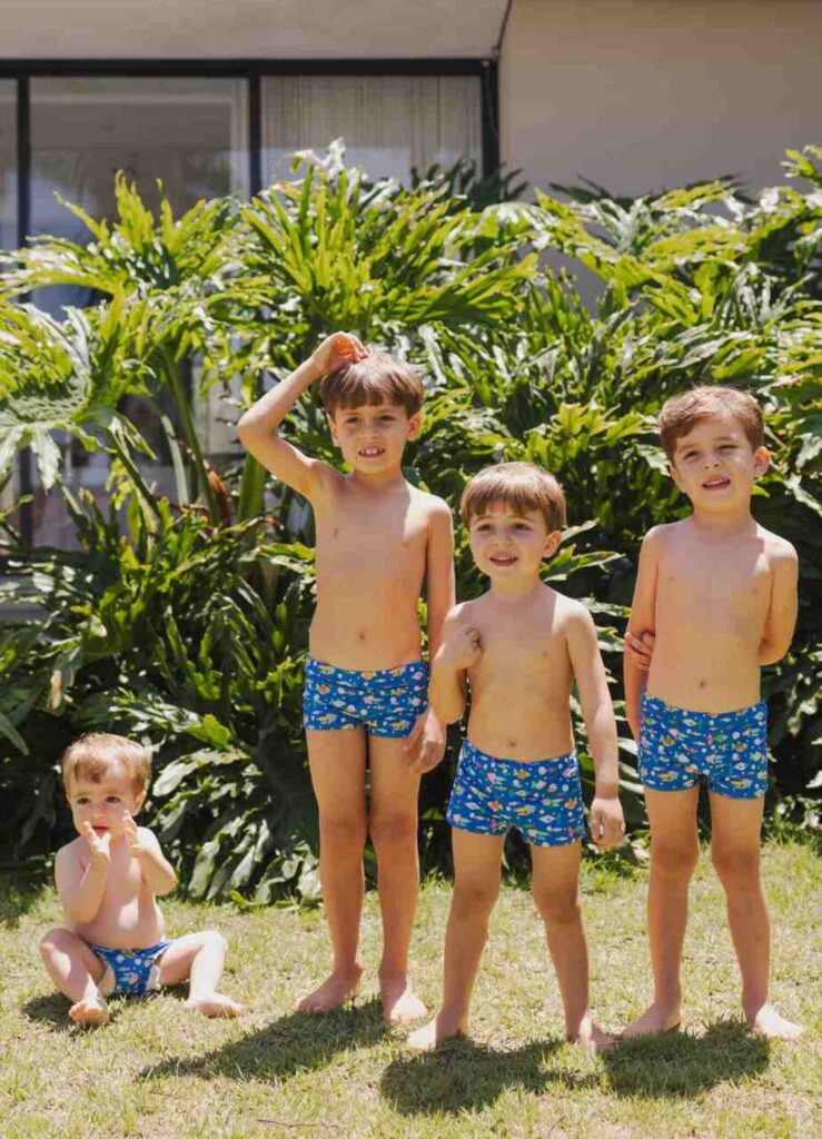 imagem de crianças na piscina com roupas MOOUI