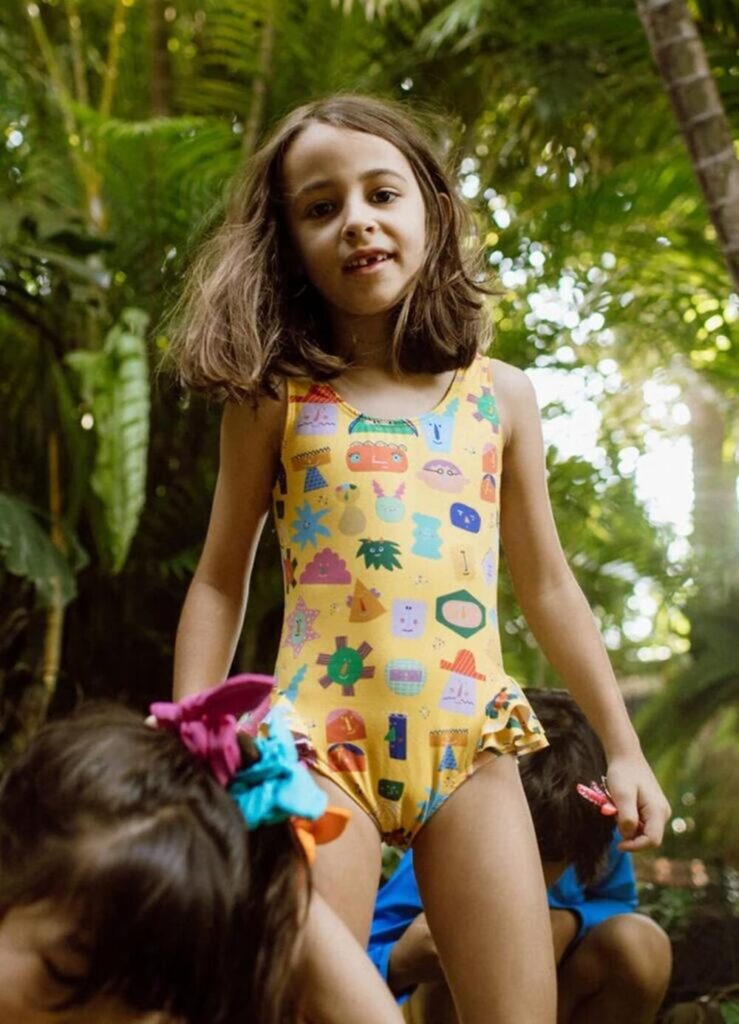criança na piscina/com roupa de praia MOOUI