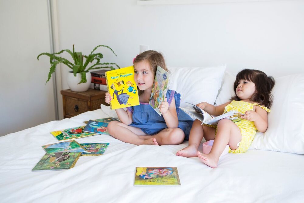 Meninas lendo e brincando, fase de adaptação no desfralde infantil.