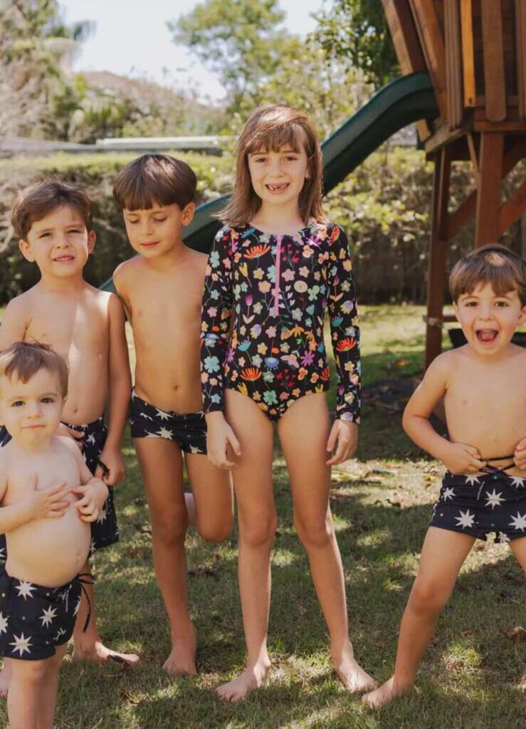 criança na piscina/com roupa de praia MOOUI