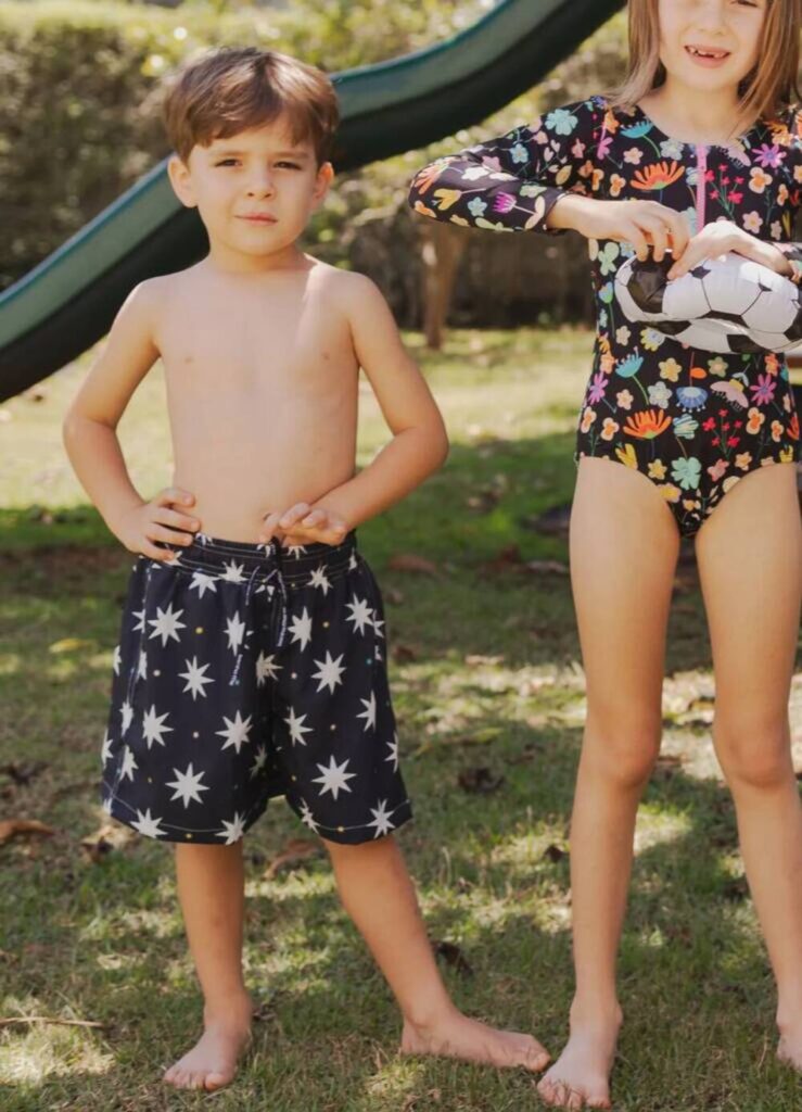 criança na piscina/com roupa de praia MOOUI