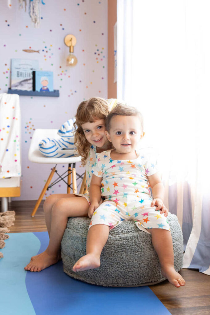 Irmãos no quarto infantil mar, apoio emocional na angústia da separação.