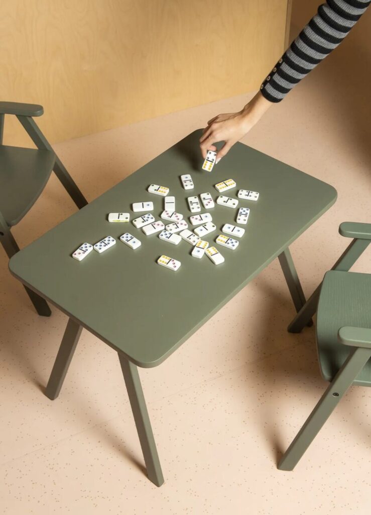 Escrivaninha infantil verde deep green com mesa e cadeiras para atividades.
