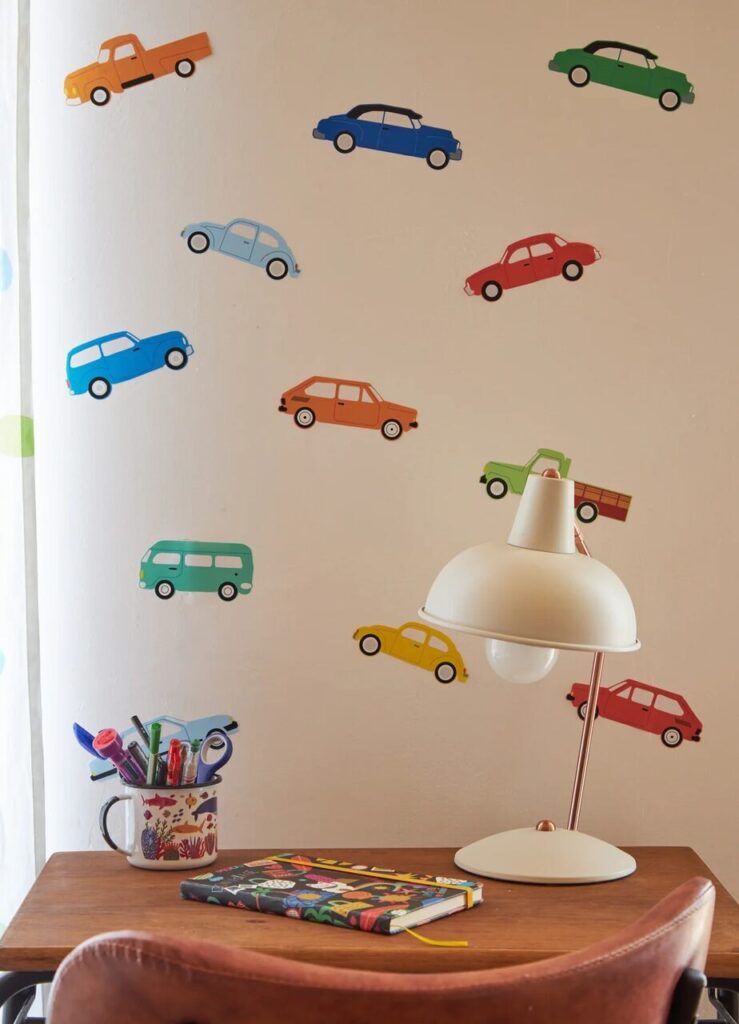 Adesivos de carrinhos coloridos para decoração de quarto infantil dividido entre irmãos.