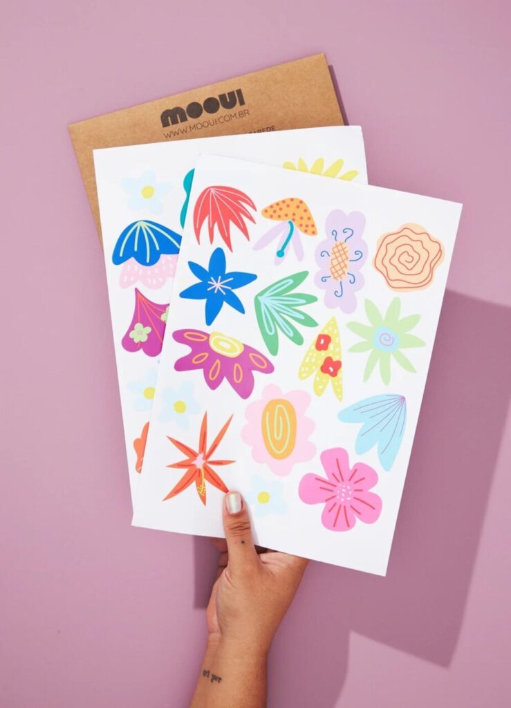 Cartela de adesivos decorativos florais para decoração de quarto infantil com cores suaves e lúdicas.