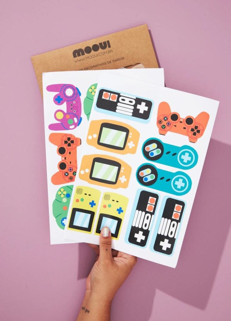 Kit de decoração para quarto infantil com adesivos temáticos de videogame, controles e consoles retrô.