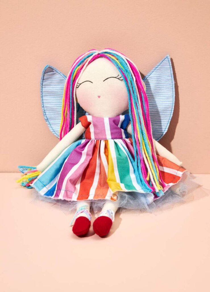 Boneca de pano colorida para estimular imaginação, criatividade e diversão infantil.
