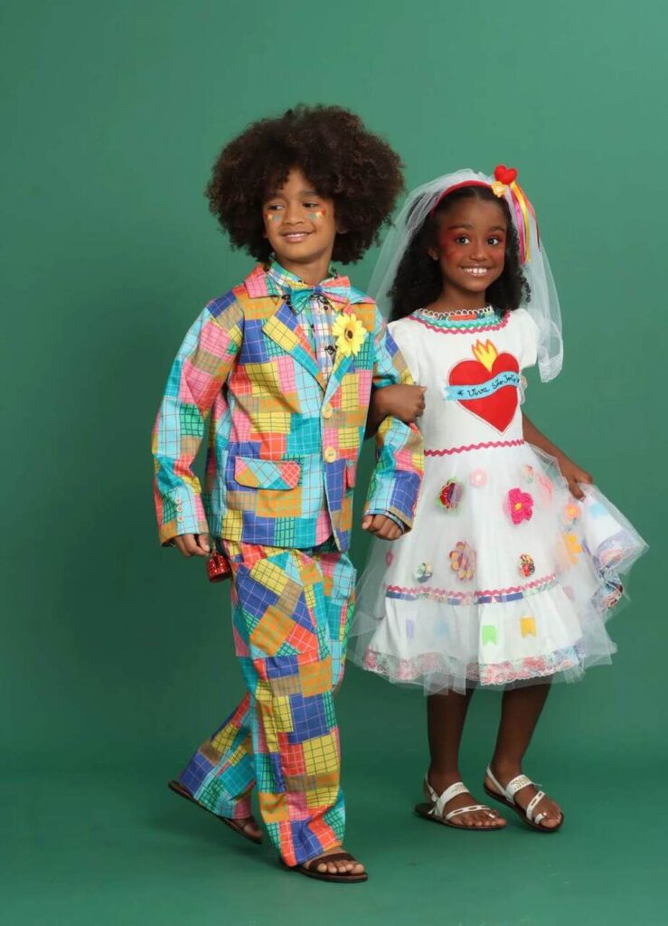 Moda infantil junina com roupas coloridas, estampas alegres e acessórios para festa de arraial.