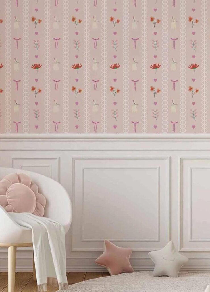 Decoração de quarto infantil com papel de parede delicado de flores e coelhinhos, ambiente suave e aconchegante para bebê.