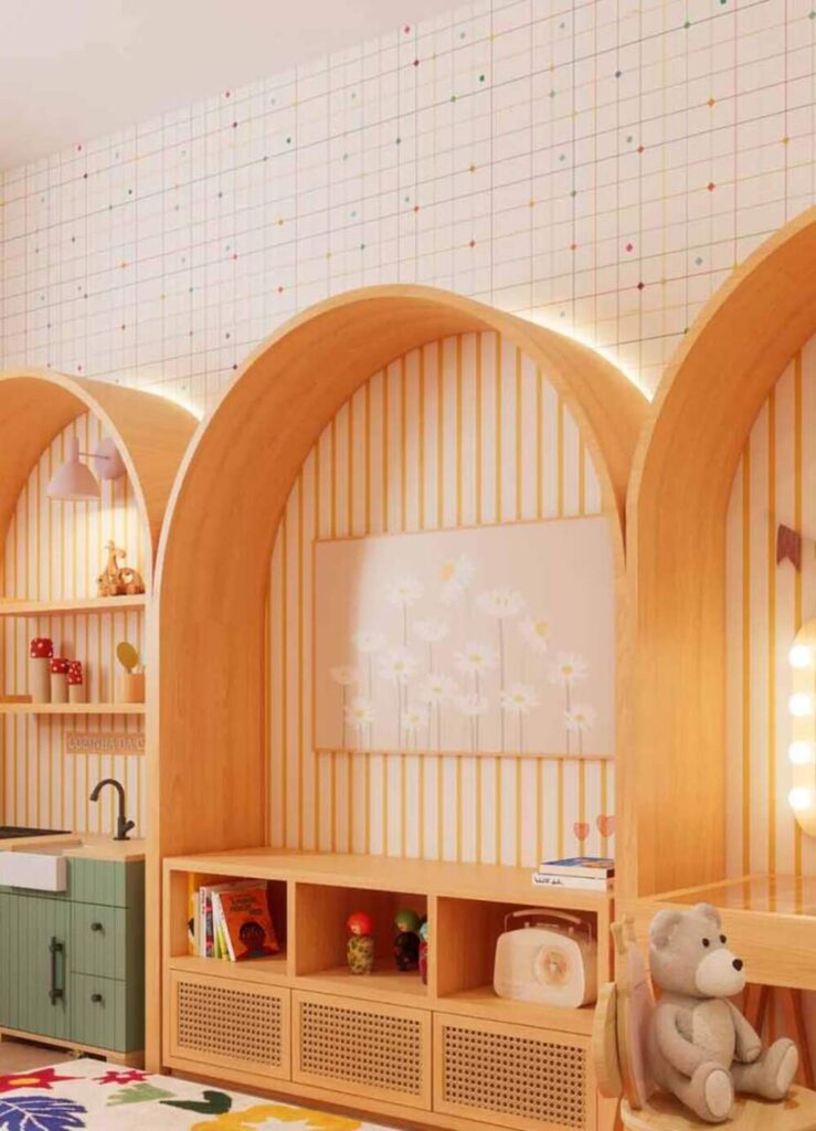 Quarto infantil decorado para a chegada do bebê com nichos em madeira, iluminação suave e espaço acolhedor para recém-nascido.
