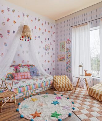 Kit cama infantil com estampas coloridas da Mooui em quarto decorado, ideal para um ambiente lúdico e aconchegante.