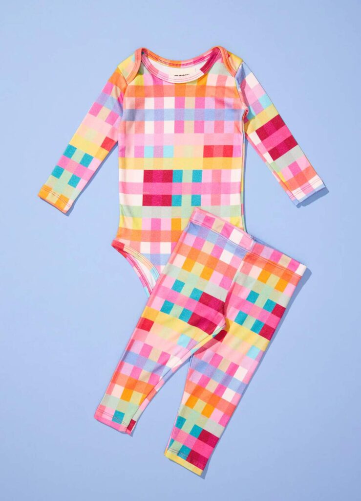 Conjunto infantil com body de manga longa e calça estampada, perfeito para compor o enxoval do recém-nascido.
