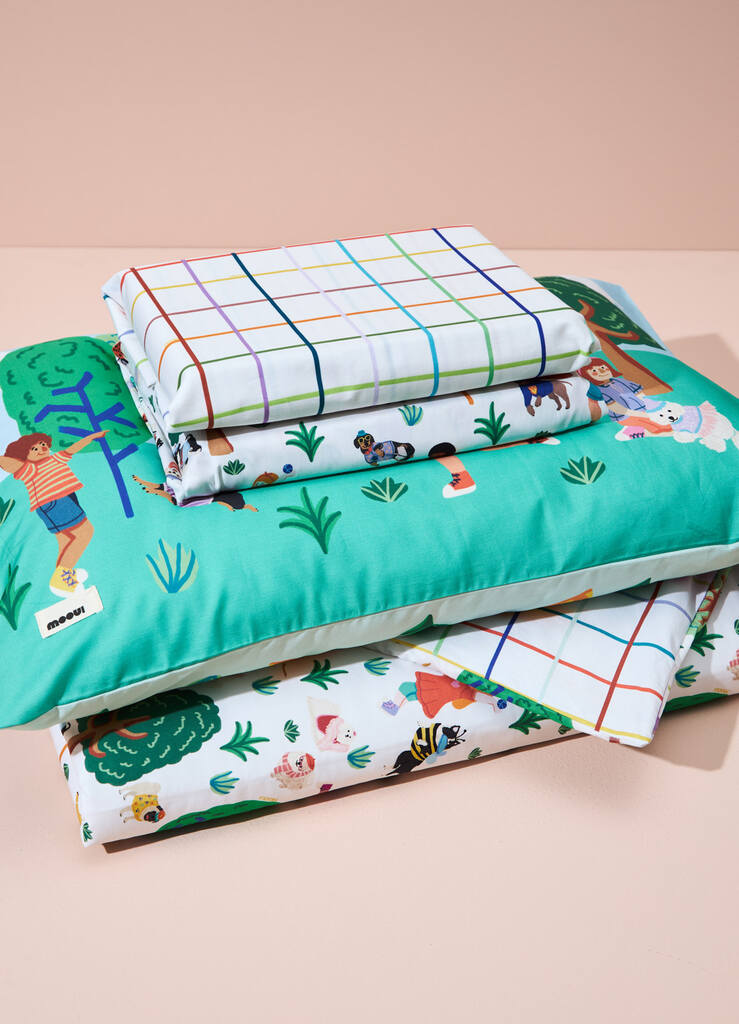 Conjunto de cama infantil com fronha estampada de cachorrinhos e lençóis xadrez coloridos da Mooui.