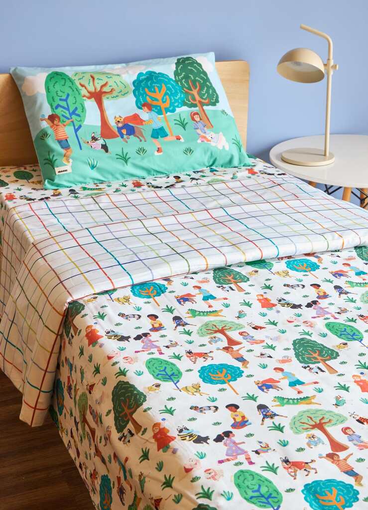 Jogo de cama infantil solteiro com estampa de cachorrinhos, árvores e padronagem xadrez colorida da Mooui.