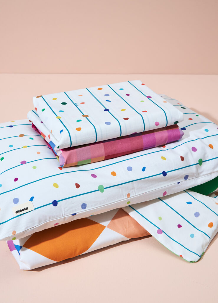 Roupa de cama infantil com listras, bolinhas coloridas e design moderno para quartos alegres e criativos.