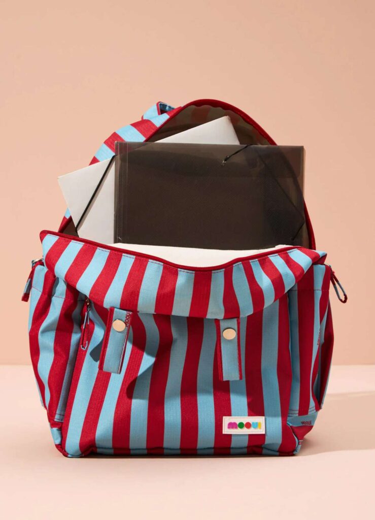 Mochila maternidade listrada aberta com documentos e organizadores, ideal para manter os itens do bebê organizados.