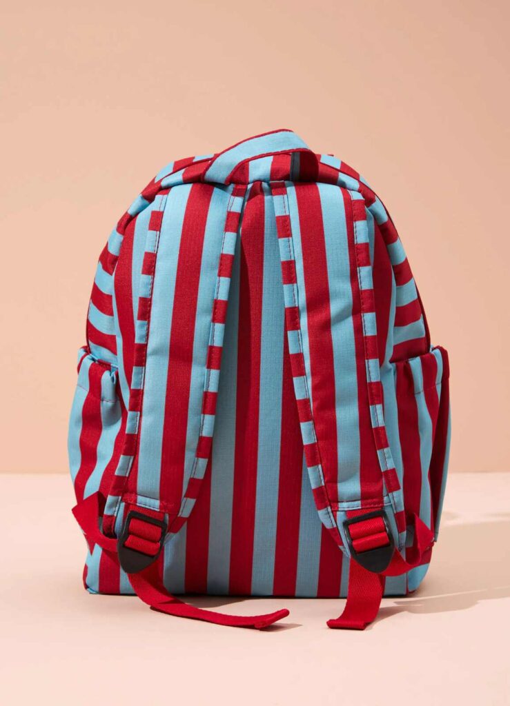 Vista traseira de mochila maternidade com alças acolchoadas e design confortável para o transporte diário.