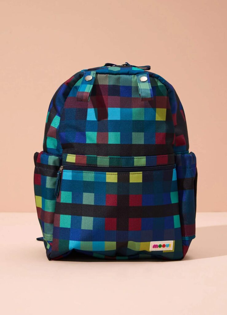 Mochila maternidade estampada com bolso frontal e compartimentos espaçosos para roupas e acessórios do bebê.