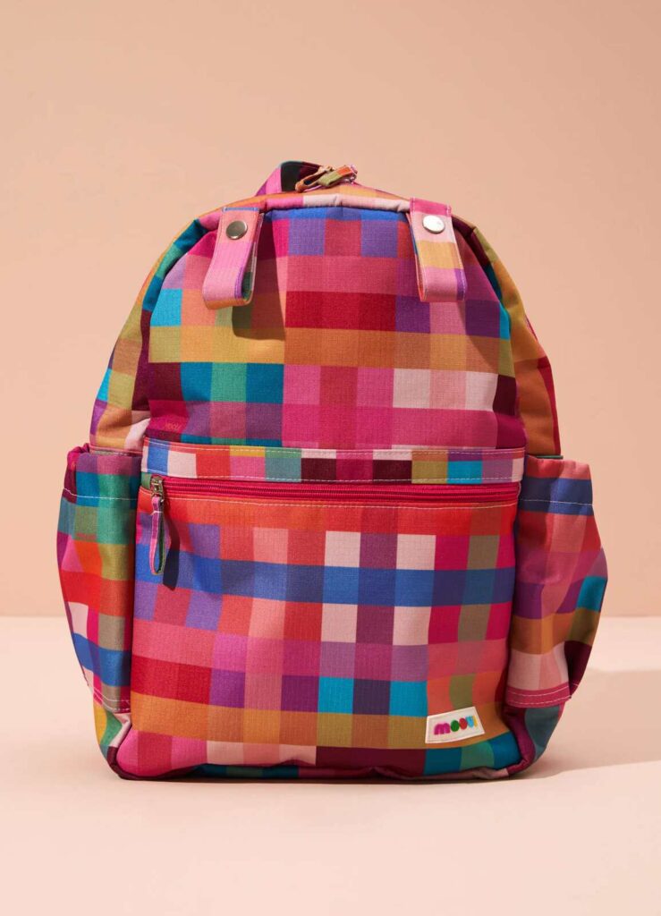 Mochila maternidade colorida com bolso frontal e amplo espaço interno para organizar itens essenciais do bebê.